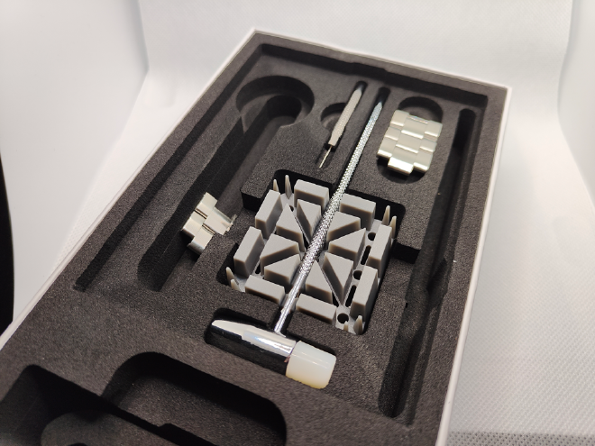 Withings Scanwatch Horizon&rsquo;s resizing kit